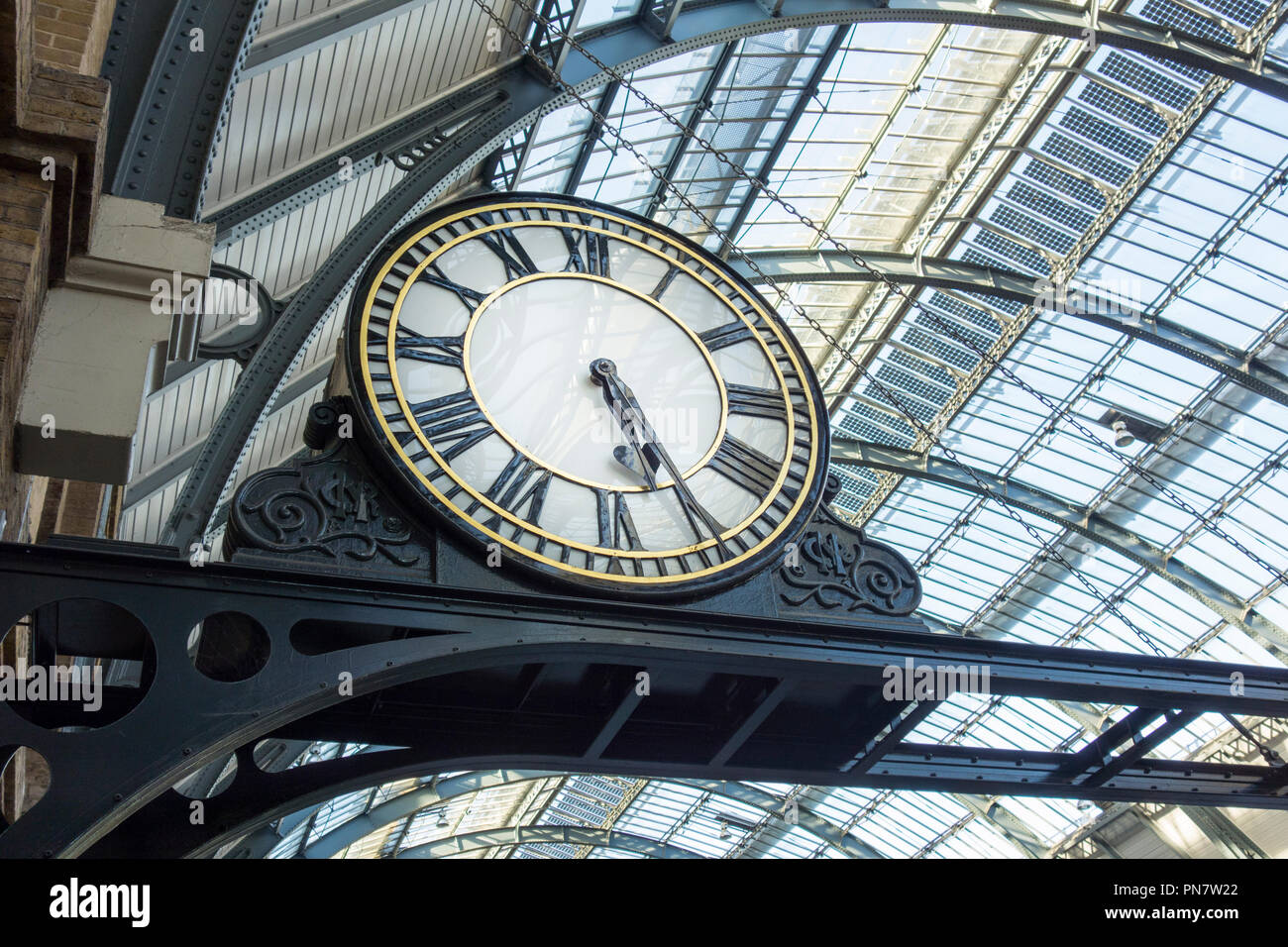 Plataforma de proyección restaurada del reloj en la estación de King's Cross, London, UK Foto de stock