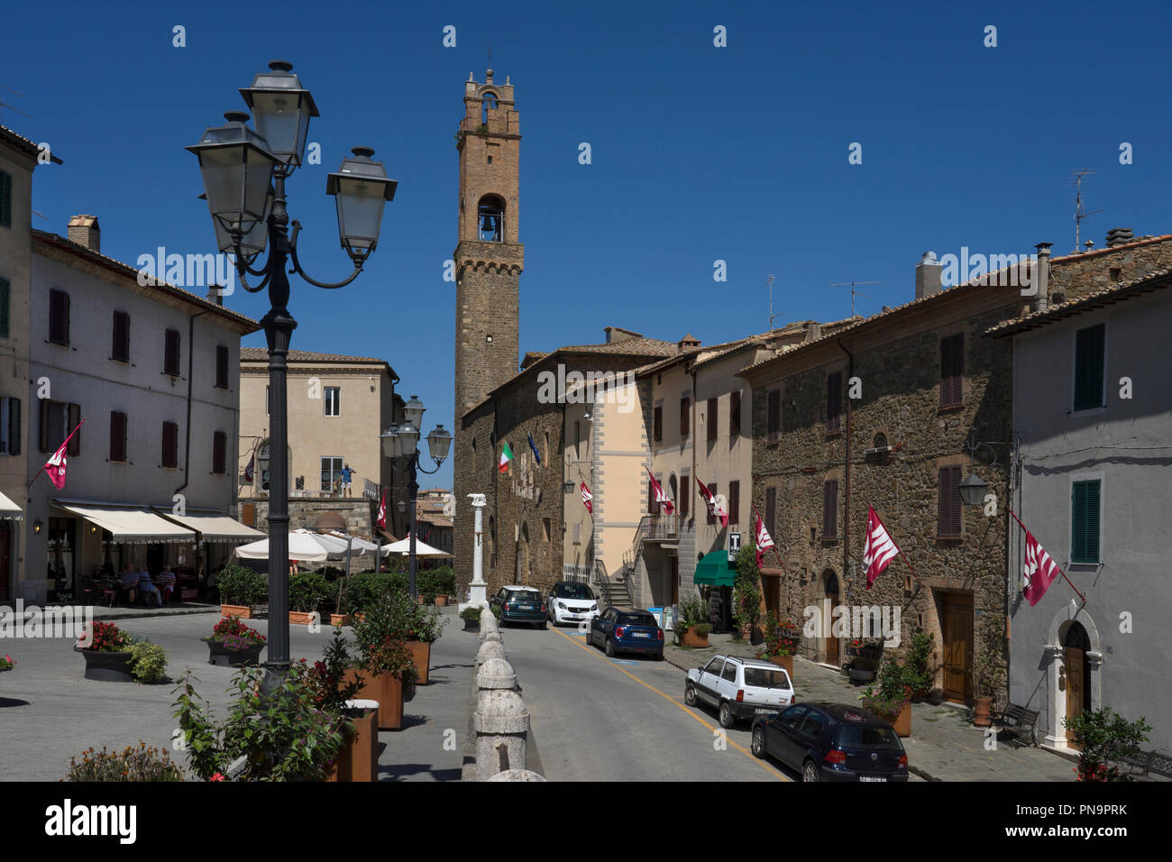 Piazza Garibaldi y el Palacio Comunal de iglesia en cima del pueblo de Montalcino, Tuscany, Italia Foto de stock