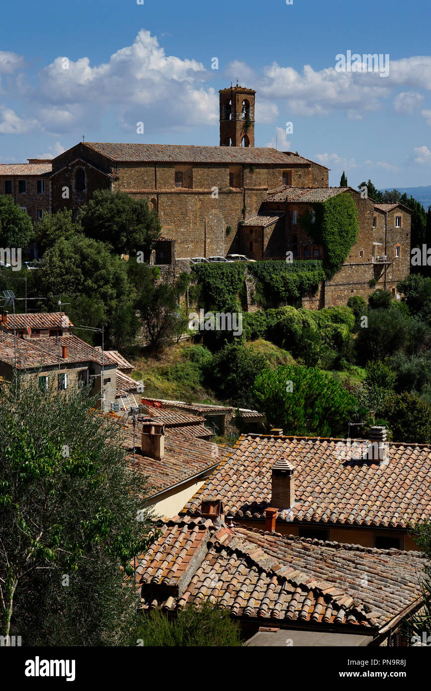 Alta Vista de la cima del pueblo de Montalcino con la iglesia de san francesco, Toscana, Italia Foto de stock