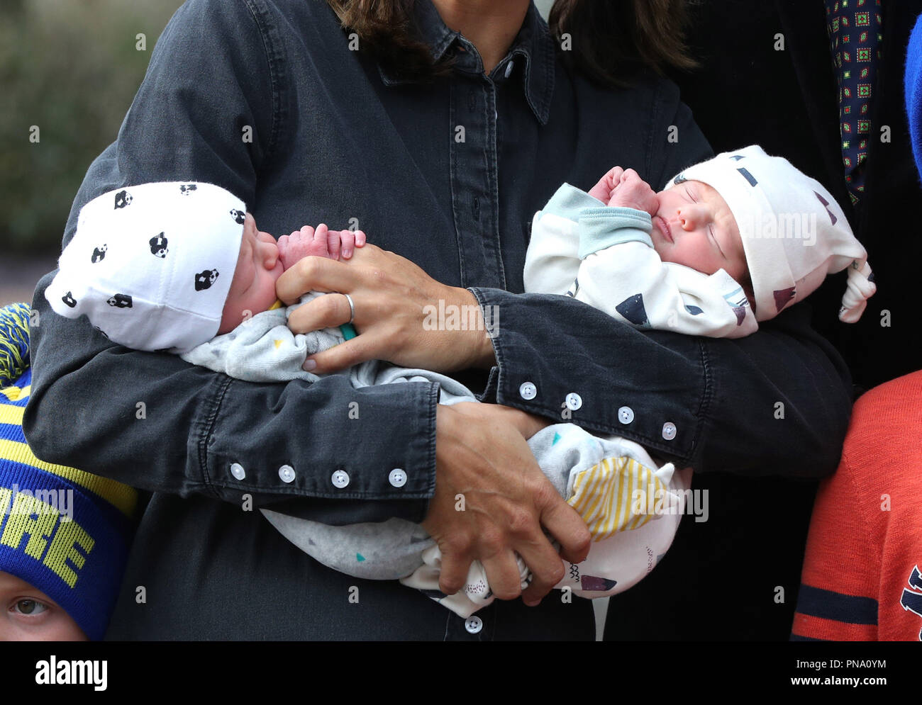 Chris Evans y su esposa, Natasha, deje Frimley Park Hospital de Surrey con sus gemelos, llamado Ping y Pong, que nacieron a principios de esta semana. Foto de stock