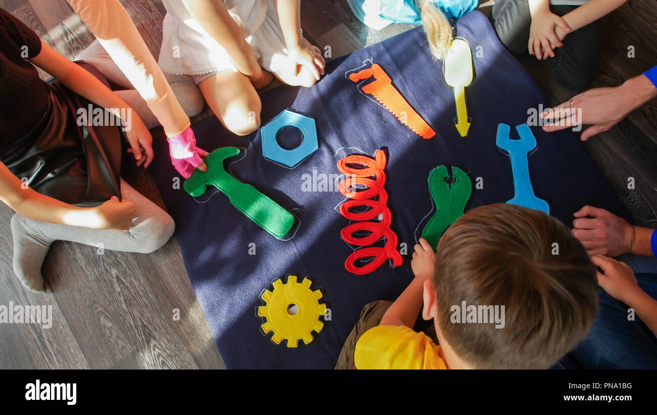 Un grupo de niños jugando con rompecabezas estructurado Foto de stock
