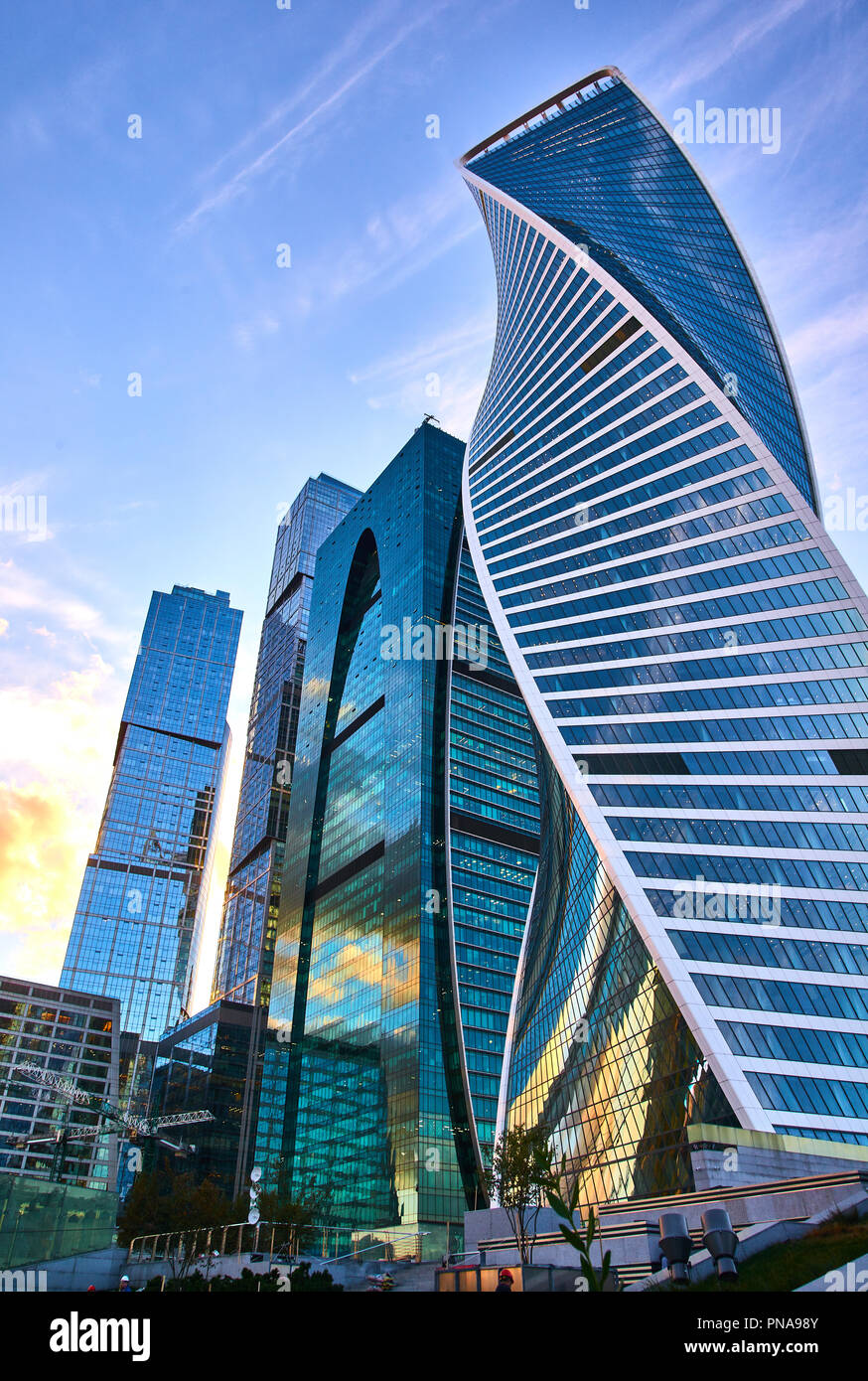 Moscú - Septenber 2018. Ángulo de visión baja de Moscow-City rascacielos, Rusia. Moscow-City es un nuevo distrito de negocios en el centro de Moscú. Tops de modernas co Foto de stock