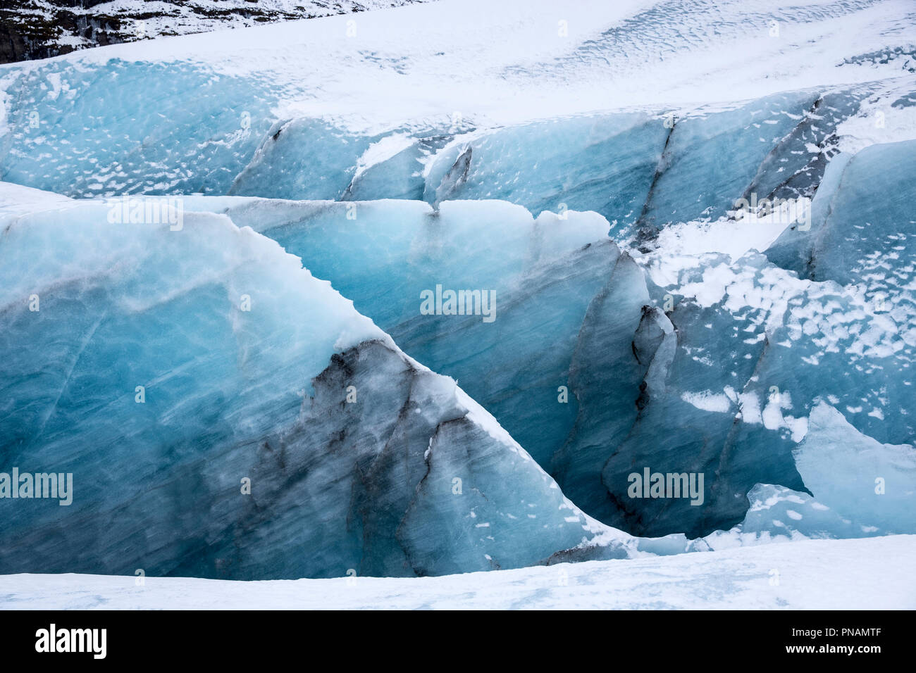 Cerrar mostrando capas de bloques de hielo de los glaciares de la lengua glaciar Svinafellsjokull una salida del glaciar Vatnajokull, en el sur de Islandia Foto de stock