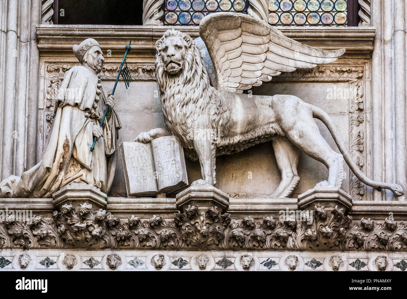 El león de San Marcos y el doge Foscari en la puerta del Palacio Ducal, símbolo de San Marcos Evangelista, patrono de la ciudad. Foto de stock