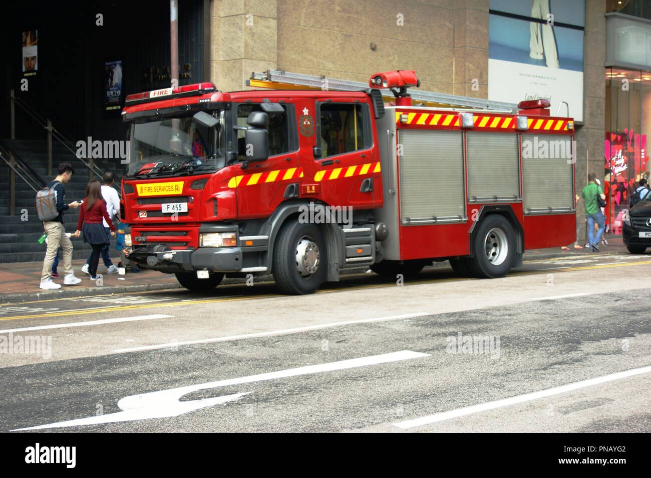 Aparato de incendios Scania no F455 del Servicio de Bomberos de Hong Kong en Kowloon Hong Kong Foto de stock