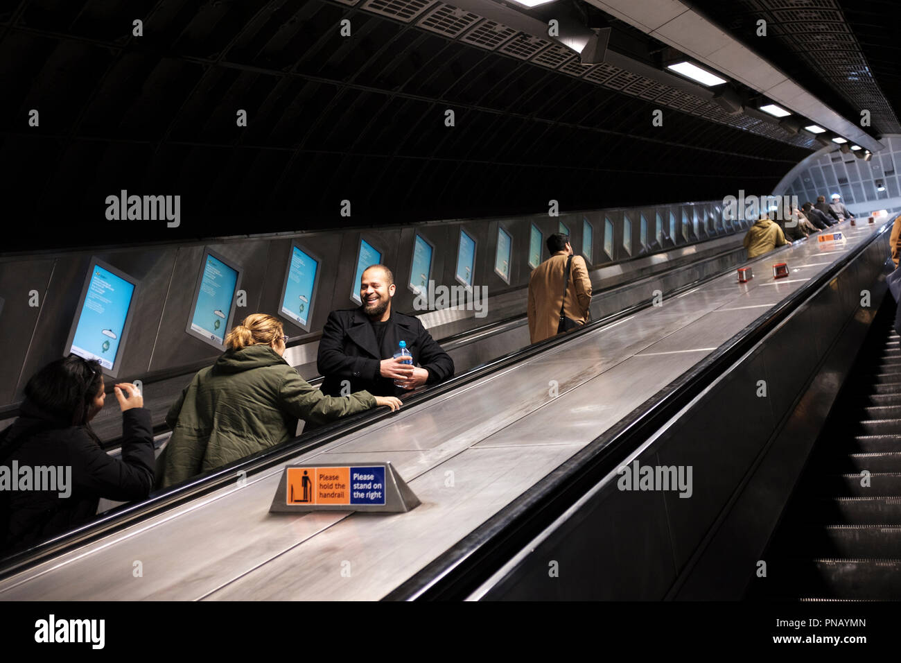 Reino Unido,Londres,escaleras mecánicas en el metro de Londres. Foto de stock