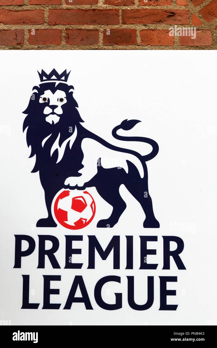 Odense, Dinamarca - Agosto 16, 2018: Premier league logo sobre una pared. Premier League es el nivel superior de la liga de fútbol inglesa Foto de stock