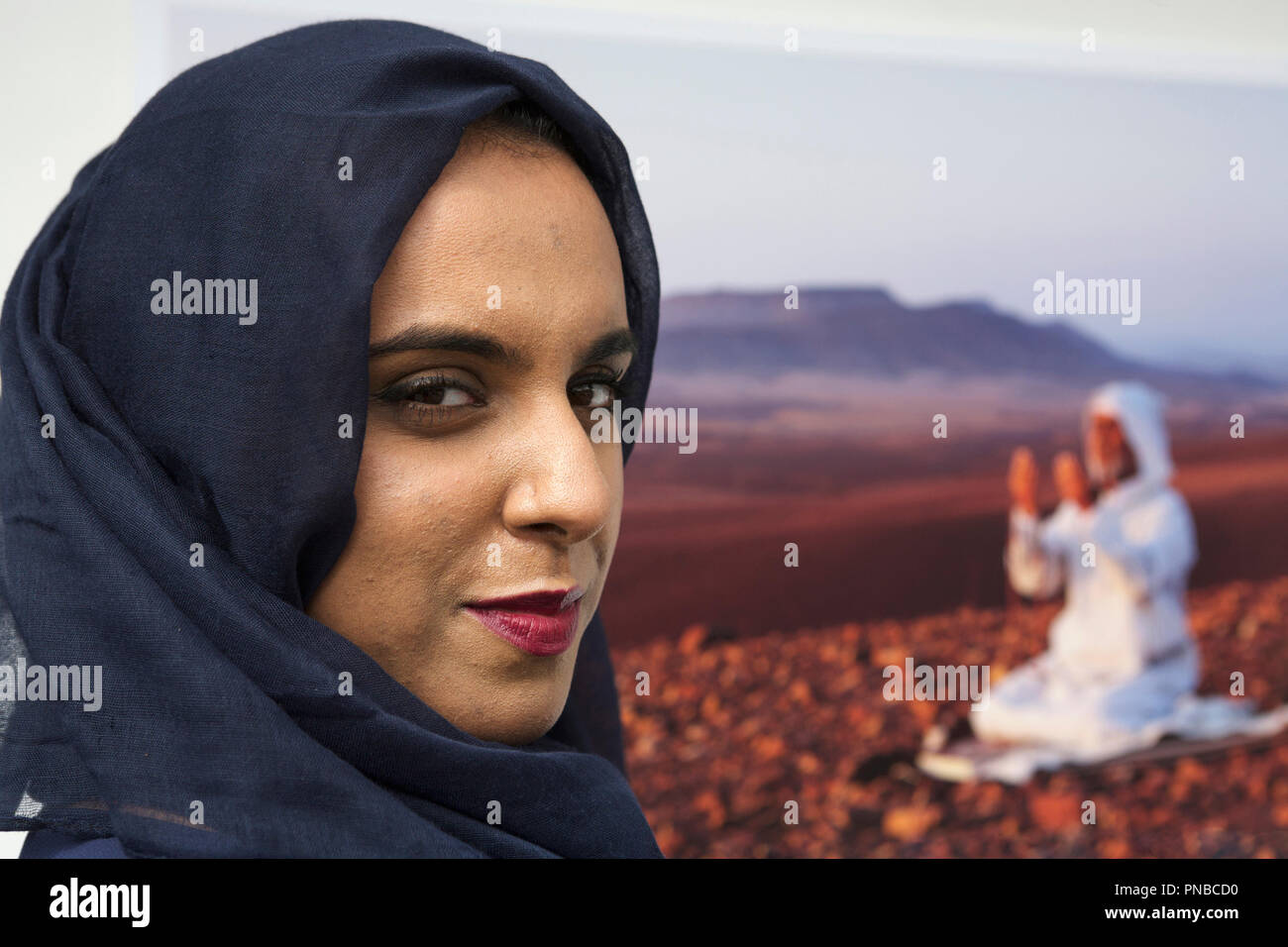 Concepto de Oriente Medio. Mujer de Oriente Medio. El hombre de Oriente Medio orando. Desierto. Pueblo árabe. Foto de stock
