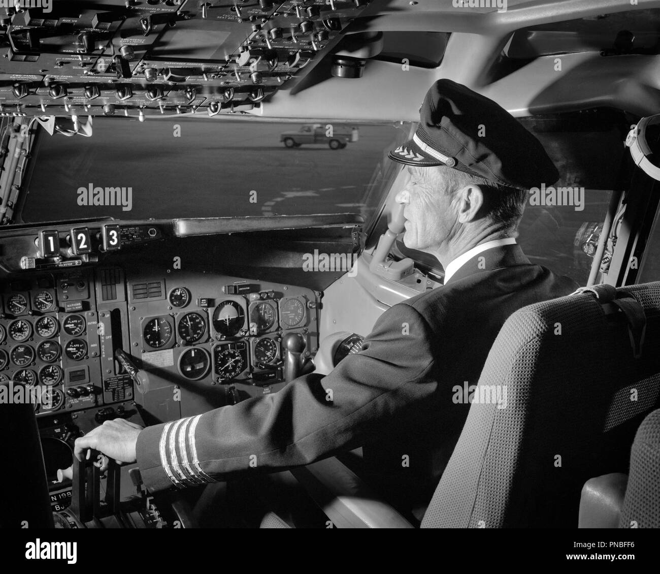 1960 PILOTO DE AVIÓN MANO SOBRE CONTROLES EN CABINA DE AVIONES DE  AEROLÍNEAS - HAR7301001 HARS AVENTURA AVIONES PROTECCIÓN CONOCIMIENTO DE  COMPAÑÍAS DE AVIACIÓN AUTORIDAD OCUPACIONES CONTROLES DE CABINA EN BLANCO Y