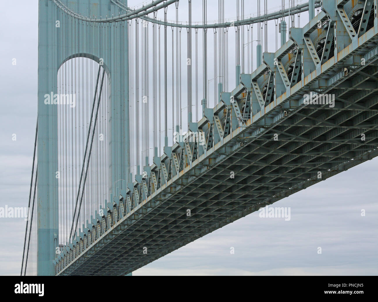 Detalle del puente colgante sobre el río Hudson con Fort Wadsworth en shoreline Foto de stock