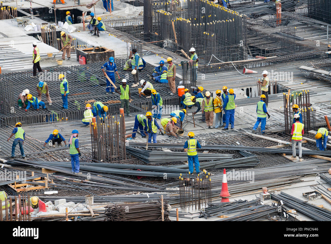 Obras de excavación profunda para minoristas y desarrollo residencial junto a la acequia de Dubai, EAU, Emiratos Arabes Unidos Foto de stock