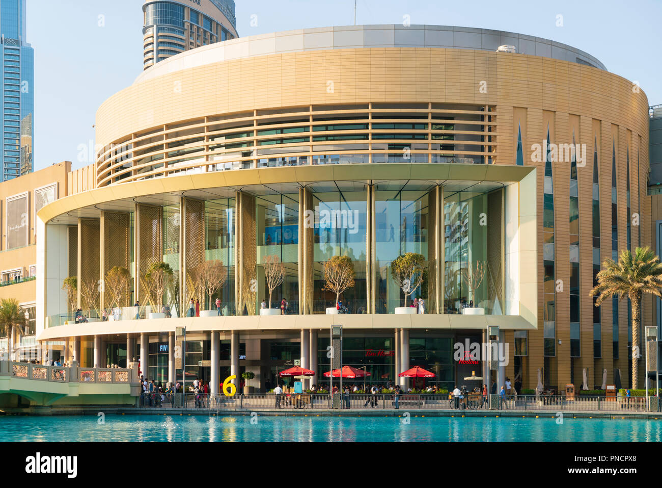 Exterior de la nueva Apple Store en el centro comercial Dubai Mall en Dubai,  Emiratos Árabes Unidos Fotografía de stock - Alamy