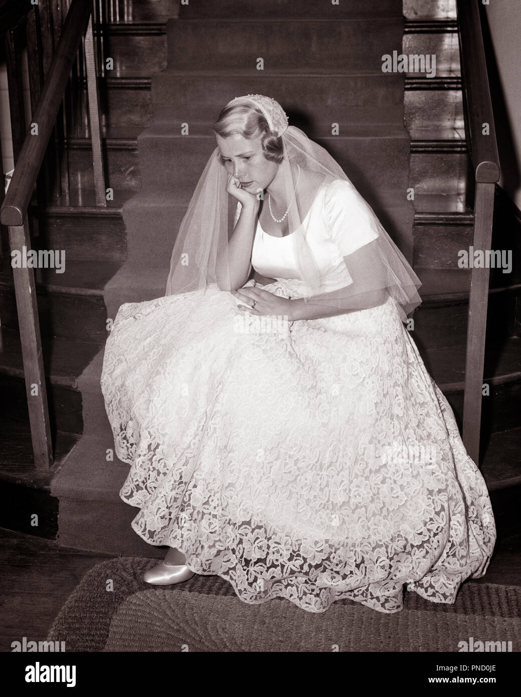 1950 JILTED triste infeliz rubia vestido de novia vestidos de novia  sentados en las escaleras de la Iglesia - b8474 DEB001 HARS LIFESTYLE  HEMBRAS ESPACIO COPIA DE LONGITUD COMPLETA SEÑORAS PERSONAS VELO