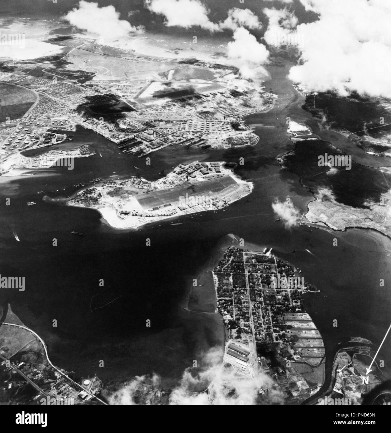 1940 Fotografía aérea de Pearl Harbor, Hawaii antes del atentado perpetrado por los japoneses EL 7 DE DICIEMBRE DE 1941 - q74703 CPC001 HARS ISLAS GUERRAS MUNDIALES GUERRA MUNDIAL LA SEGUNDA GUERRA MUNDIAL LOS BOMBARDEOS DE LA II GUERRA MUNDIAL DICIEMBRE HI 7 GUERRA MUNDIAL 2 7 de diciembre de 1941 1941 conflictivos vista aérea batallando en blanco y negro de las islas hawaianas INFAMIA ANTIGUO ANTES DE LAS ISLAS DEL PACÍFICO Foto de stock