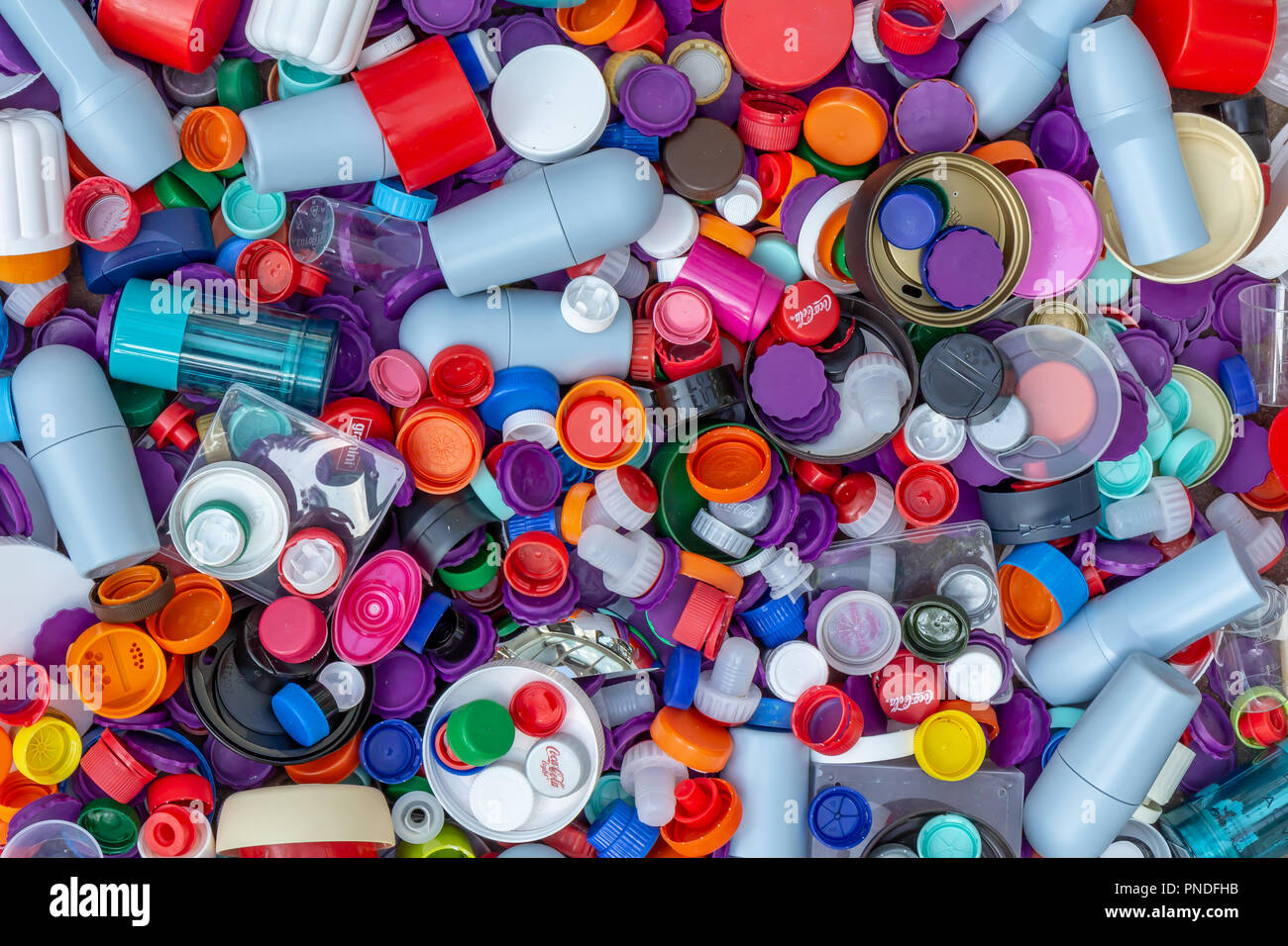 Berlín, Alemania, 12.05.2018, una enorme cantidad de tapas de plástico en oro, rojo, verde, azul, blanco, plata, etc. reciclaje, medio ambiente, ecología Foto de stock