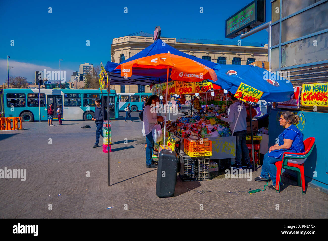SANTIAGO, CHILE - Septiembre 13, 2018: Vista exterior de la calle mercado  con unos dulces bajo un paraguas para protegerse del intenso sol, ubicado  en el barrio Yungay en Santiago de Chile