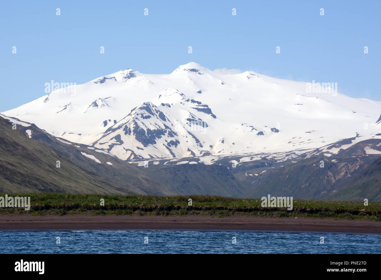 Makushin, un volcán cubierto de hielo y activos Estratovolcán en la isla de Unalaska en la cadena de las Islas Aleutianas, al suroeste de Alaska. Foto de stock