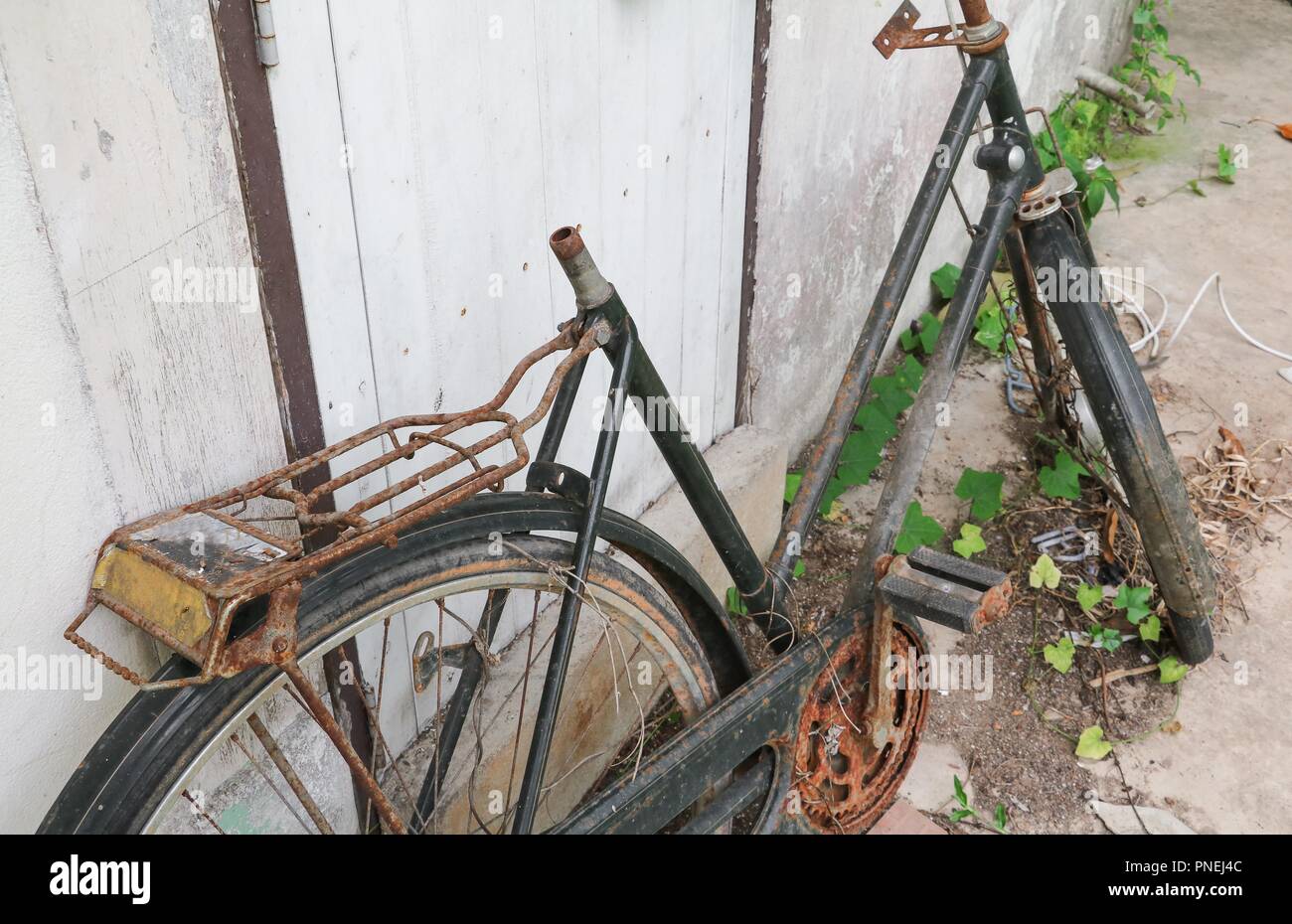 Antiguos bicicletas rotas viejas en descomposición y oxidación Fotografía  de stock - Alamy