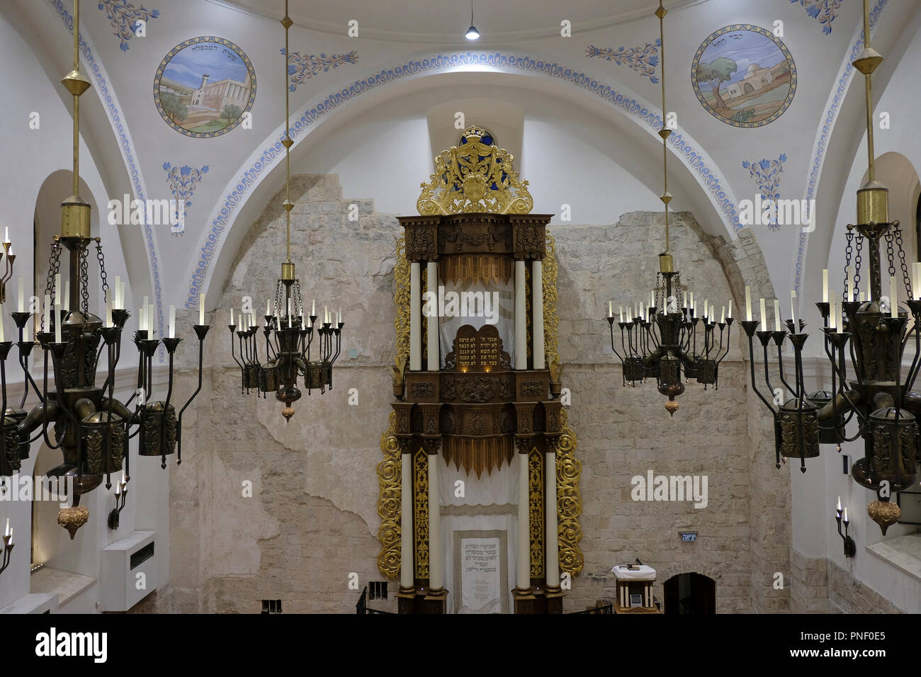 La Torá arca de madera armario que contiene la Torah judía se desplaza  dentro de la reconstrucción de la sinagoga Hurva, también conocido como  Hurvat Rabí Yehudá ha-Hasid en el barrio judío
