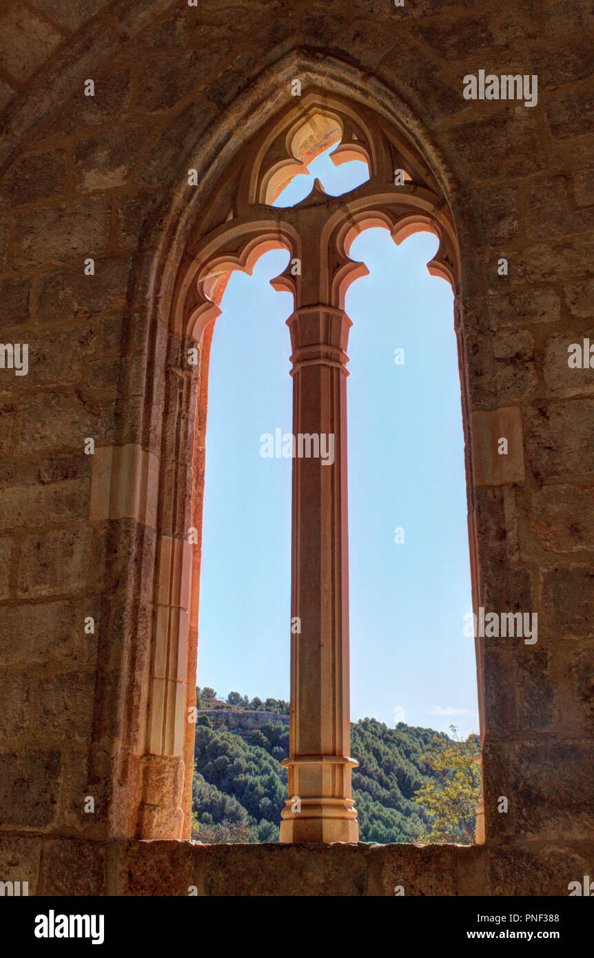 La ventana de arco apuntado gótico con adornos en la entrada de la iglesia  de Saint Blaise (Iglesia de San Blas) en el pequeño pueblo Anento, España  Fotografía de stock - Alamy