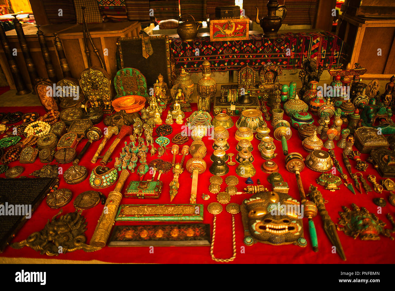 Bhután,artesanías,abalorios,Rosario,máscara,colgantes,,cofres,piedras,estatuas,,exhiben,local  ,craftsme,en todo el reino Fotografía de stock - Alamy