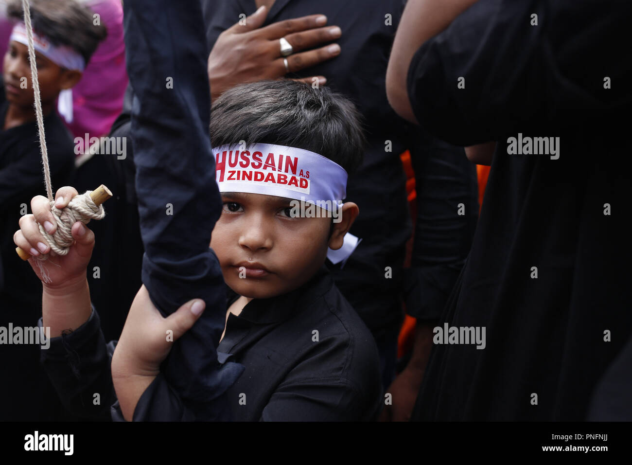 Septiembre 20, 2018 - Dhaka, Bangladesh - un niño musulmán chiíta posa para un retrato en el que participa una procesión Tazia recordando Hazrat Imam Hasan al Hussaini Dalan. Los musulmanes observar el décimo día del mes sagrado de Muharram para conmemorar el martirio de Hazrat Imam Hassan Hussein, nieto del profeta Mahoma, quien fue muerto en una batalla. (Crédito de la Imagen: © MD Mehedi Hasan/ZUMA Wire) Foto de stock