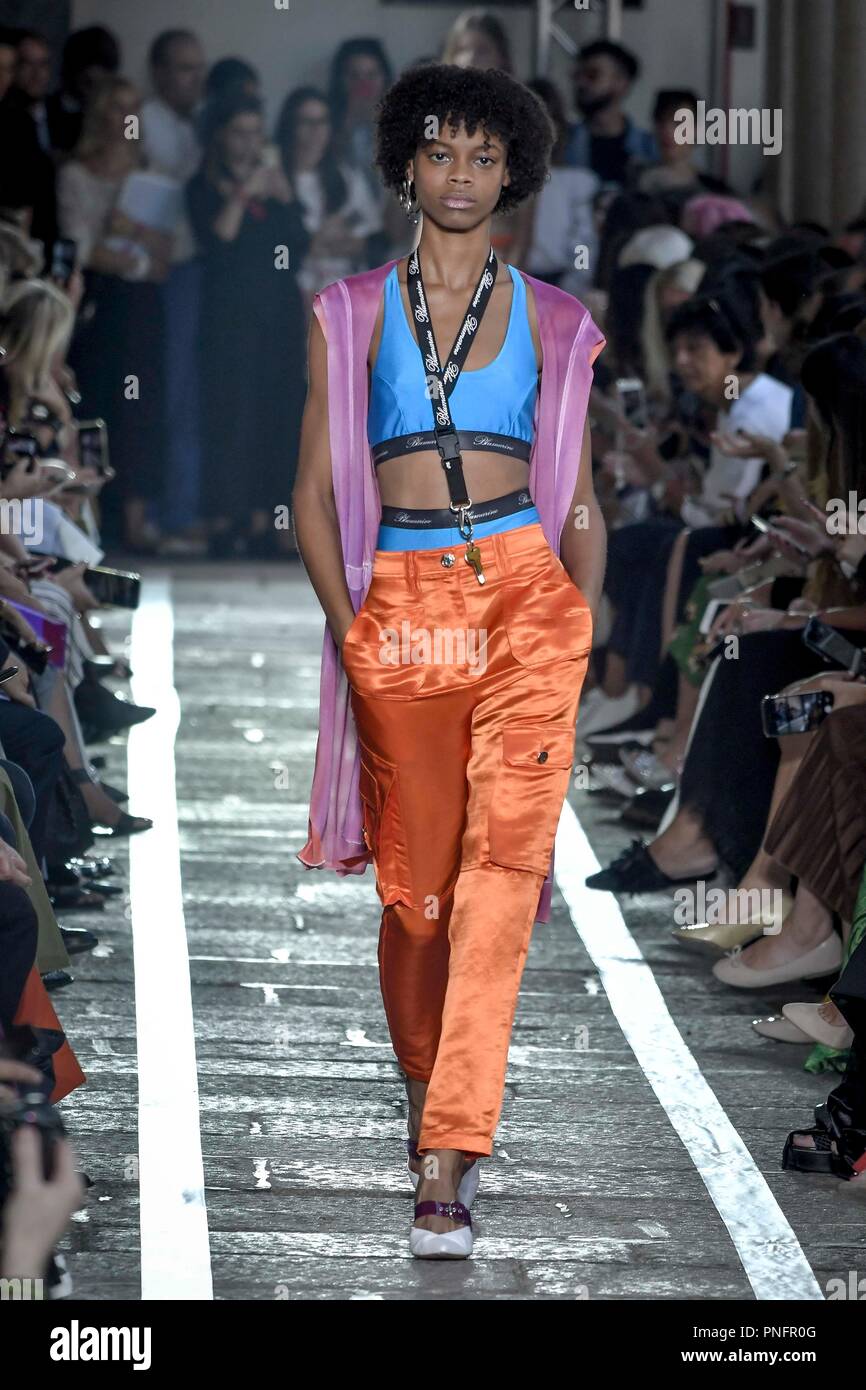 de prima Hambre Milán, Italia. 21 Sep, 2018. La Semana de la moda de Milán Moda Mujer  Primavera Verano 2019. Blumarine Fashion Show. En la foto: modelo de  Crédito: Agencia Fotográfica Independiente/Alamy Live News Fotografía