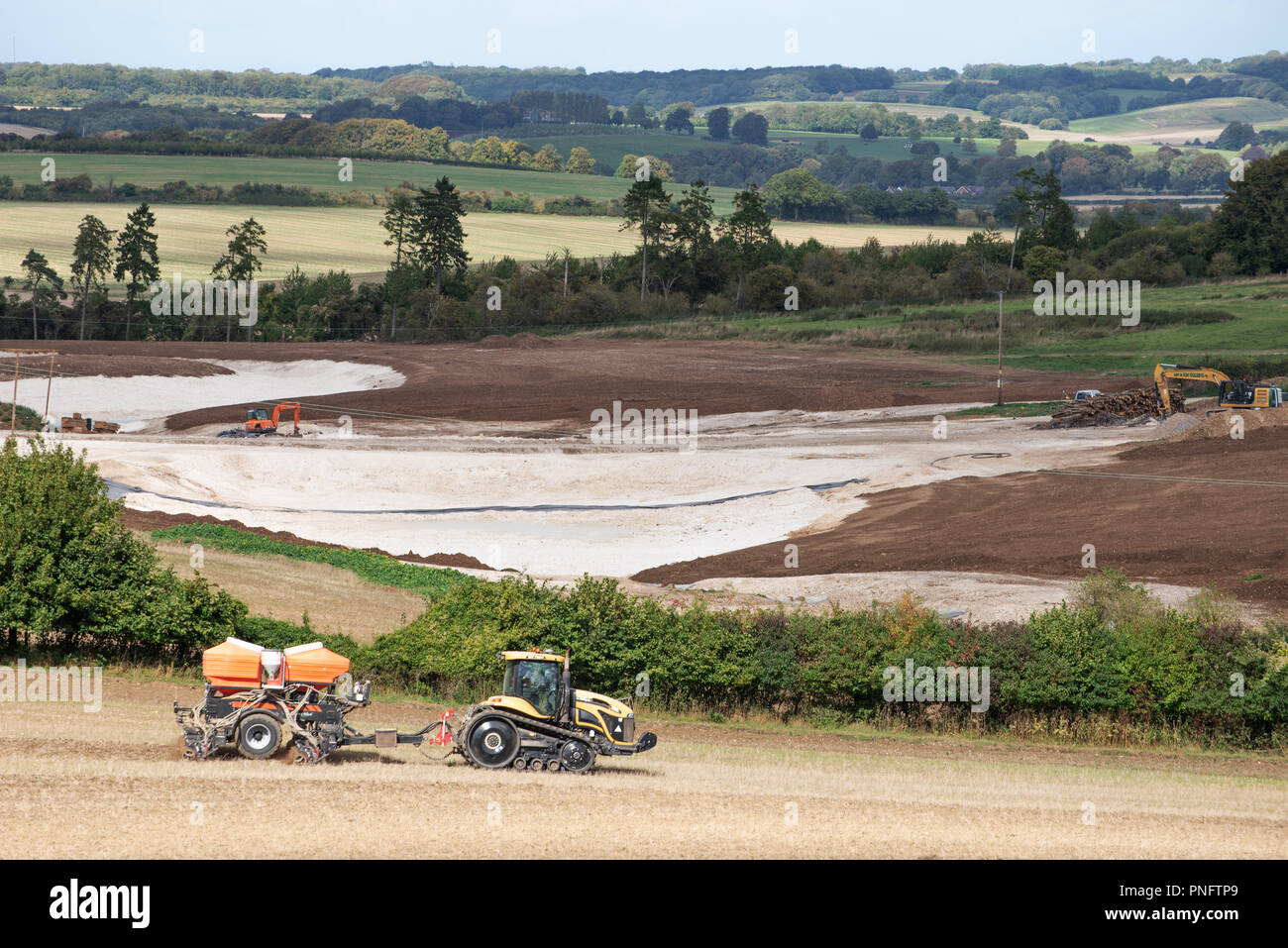 Blande la madera Estate, Superior ejercen, Hampshire, Gran Bretaña. 21 Septiembre, 2018. Amplios jardines en blandir la madera Estate en Hampshire, Gran Bretaña, para crear un nuevo multi-millones de libras de Country Estate. Las obras incluyen dos lagos artificiales (completo con estanque gigante forros) atravesada por una unidad de barrido que conduce a una nueva mansión y un shooting lodge. Todo rodeado por bosques y recién establecido fuera de los parques. Pablo Markillie/Alamy Live News Foto de stock