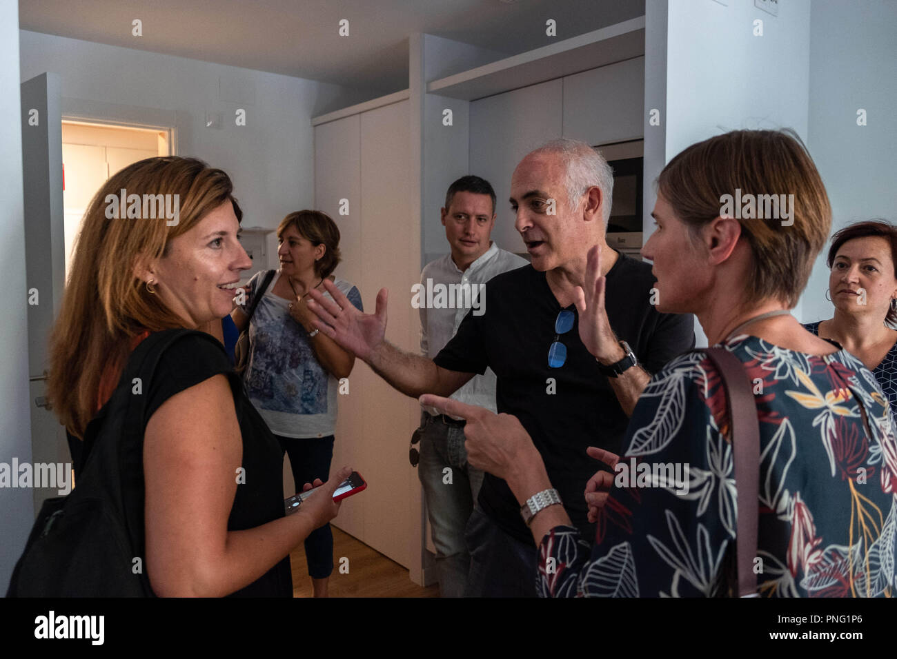 Calígrafo Sensación paciente Barcelona, Cataluña, España. 21 Sep, 2018. Laia Ortiz, del Departamento de Derechos Sociales del Ayuntamiento de Barcelona, es visto hablando con los arquitectos Jaime Coll y Judith Leclerc en uno de los Calígrafo Sensación paciente Barcelona, Cataluña, España. 21 Sep, 2018. Laia Ortiz, del Departamento de Derechos Sociales del Ayuntamiento de Barcelona, es visto hablando con los arquitectos Jaime Coll y Judith Leclerc en uno de los