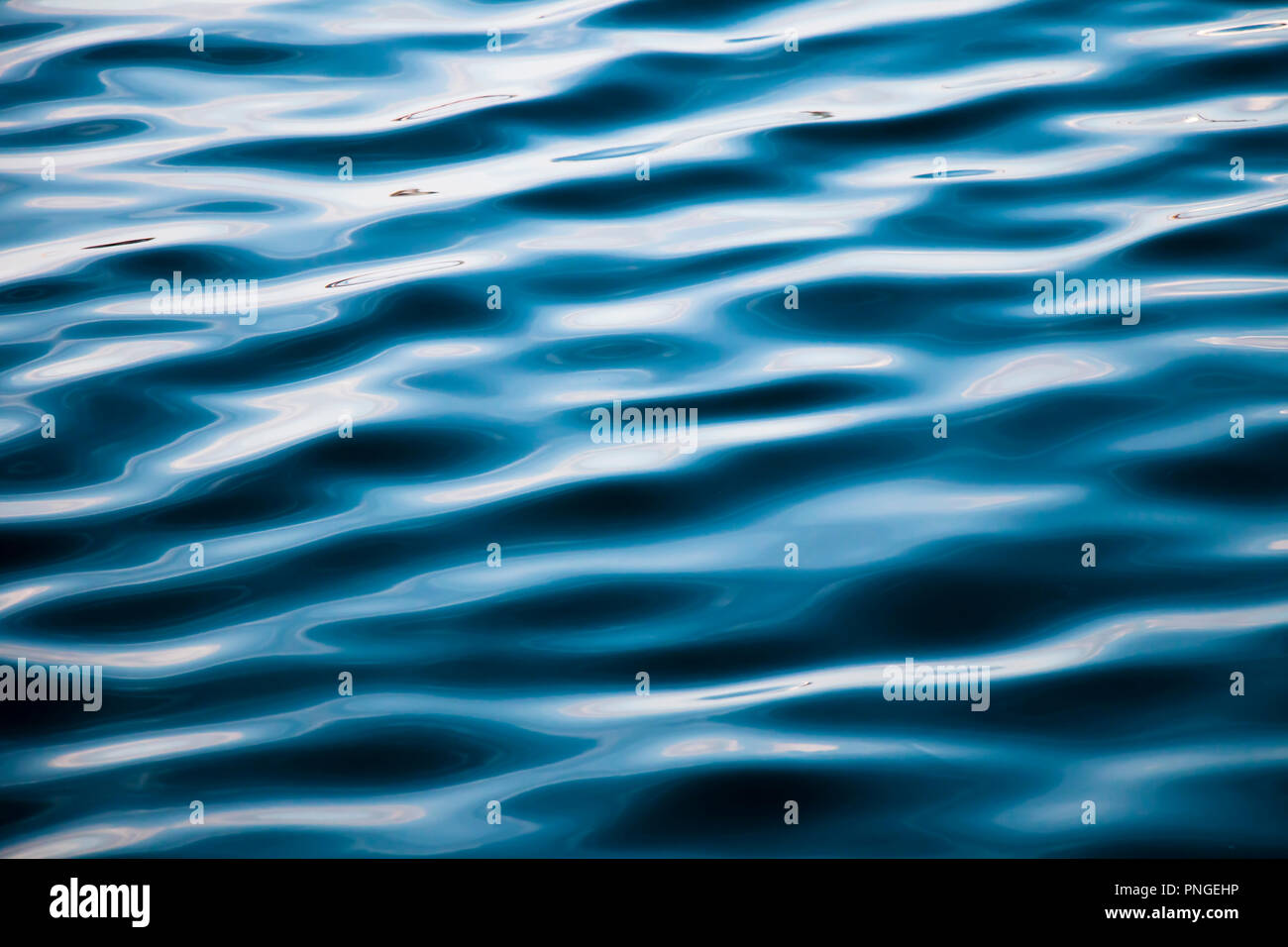 Detalle de la superficie del agua de mar, abstracto fondo liso Foto de stock