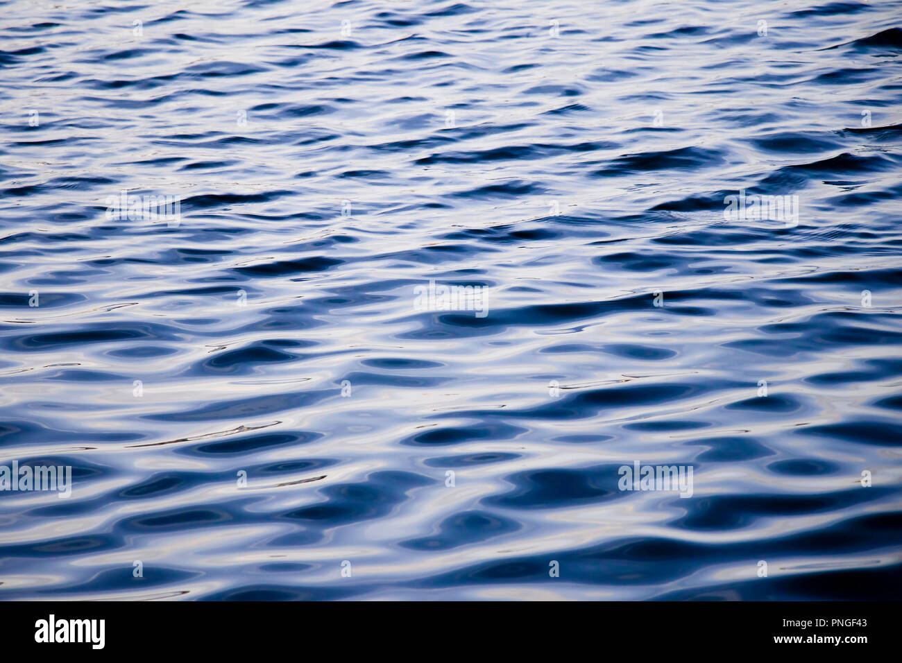 Detalle de la superficie del agua de mar, abstracto fondo liso Foto de stock