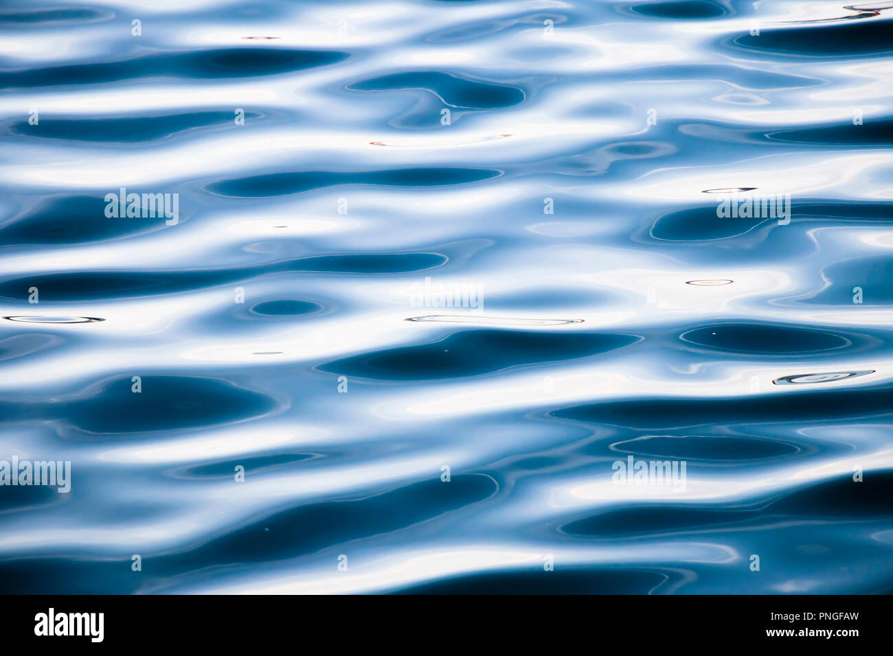 Buen detalle de la superficie del agua del mar, fondo abstracto Foto de stock