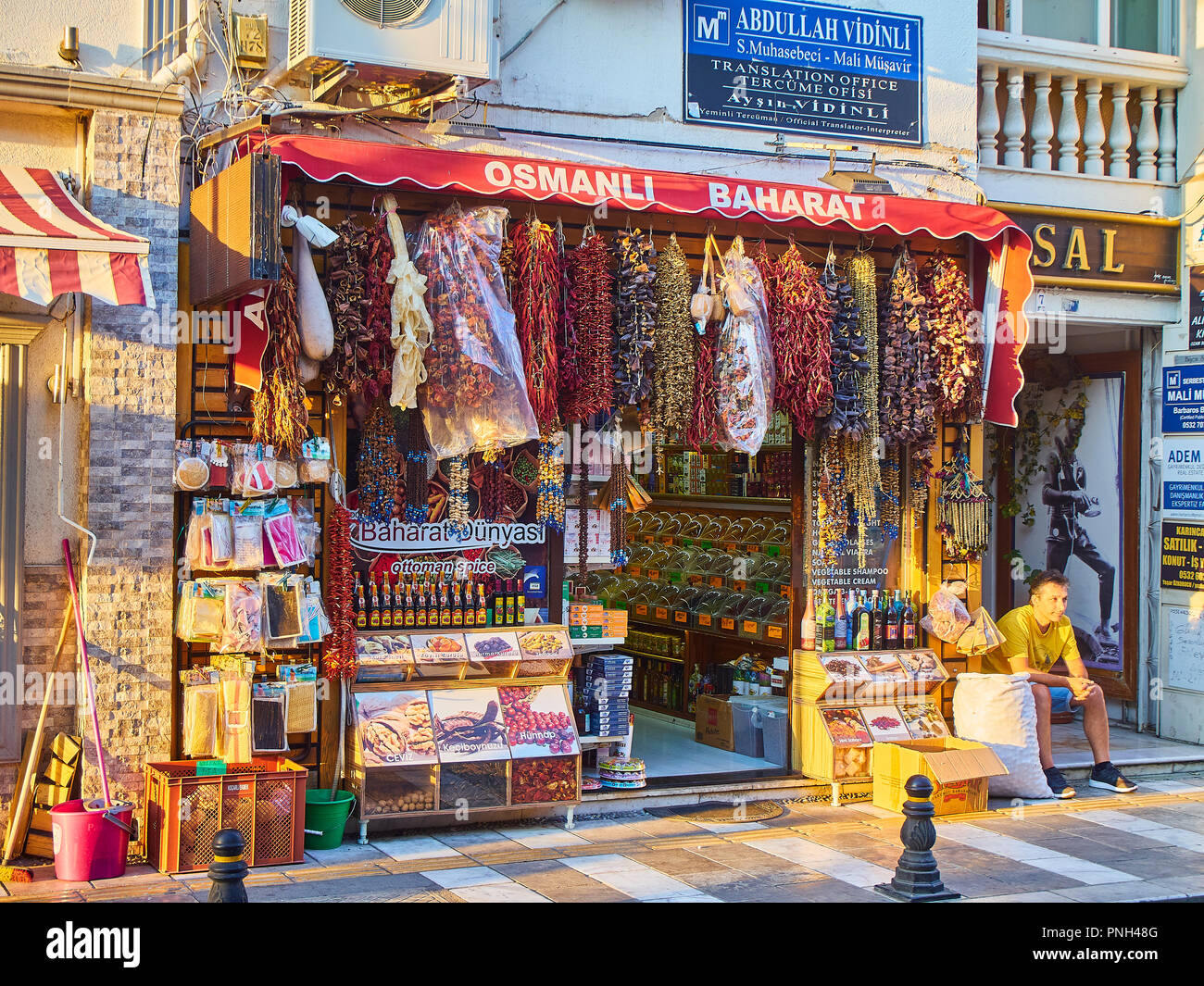 Bodrum, Turquía - 5 de julio de 2018. Una tienda de especias turcas en una calle del centro de Bodrum. Provincia de Mugla, Turquía. Foto de stock