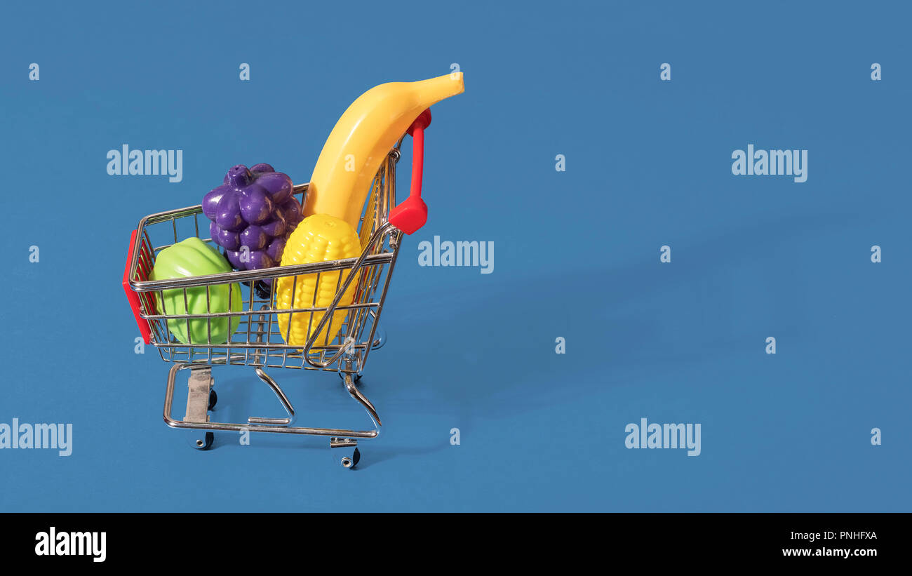 Fruta de juguete fotografías e imágenes de alta resolución - Alamy