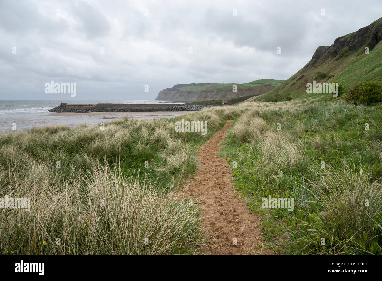 La sección de la ruta de la costa camino de Cleveland Cattersty sands, Skinningrove, North Yorkshire. Un nublado día de primavera. Foto de stock