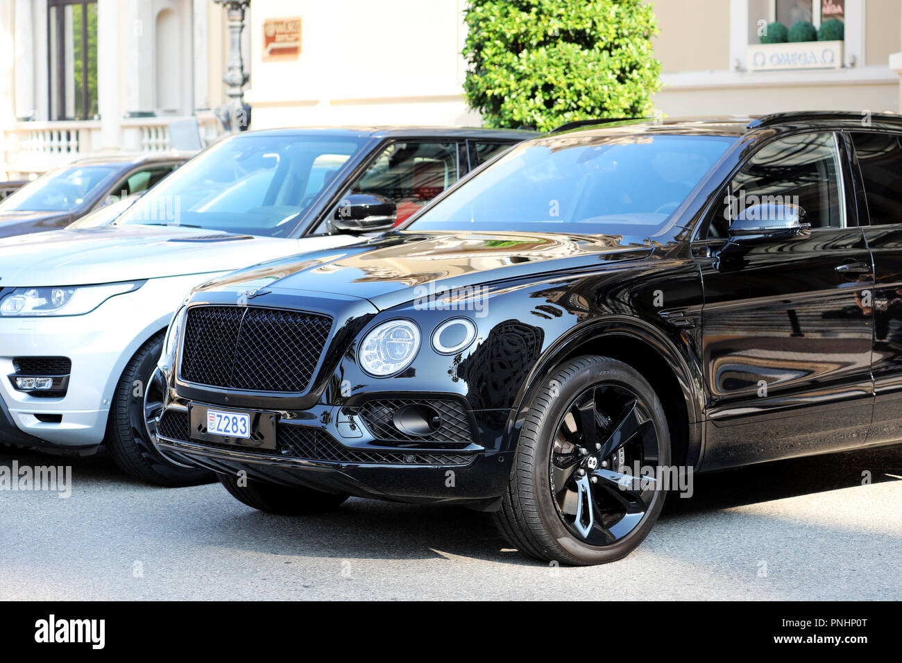 Montecarlo, Mónaco - 19 de septiembre de 2018 : Dos SUVs de lujo estacionados enfrente del Casino de Montecarlo en Mónaco : Negro y Plata Gama Bentley Bentayga Foto de stock