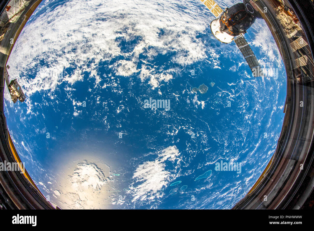 Hermoso planeta Tierra vista desde el espacio. Contraste de color azul y amarillo en la superficie. Esta imagen es un panfleto de la NASA Foto de stock