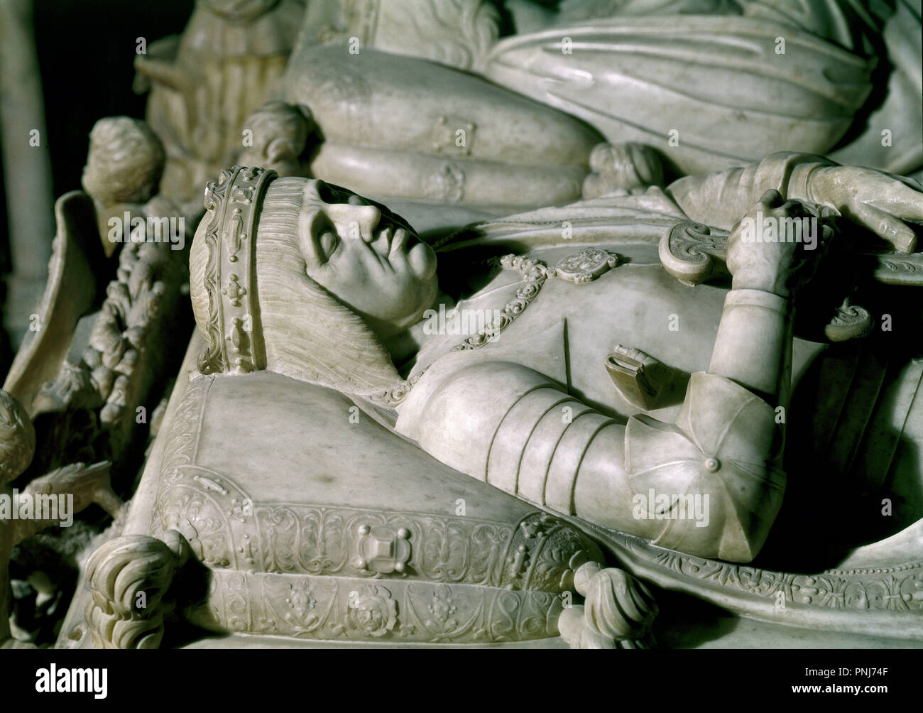 Sepulcro de los Reyes Católicos. Detalle de la estatua yacente de Fernando el Católico. Granada, la Capilla Real. Autor: Domenico Fancelli. Ubicación: CATEDRAL Y CAPILLA REAL-INTERIOR. GRANADA. España. Foto de stock