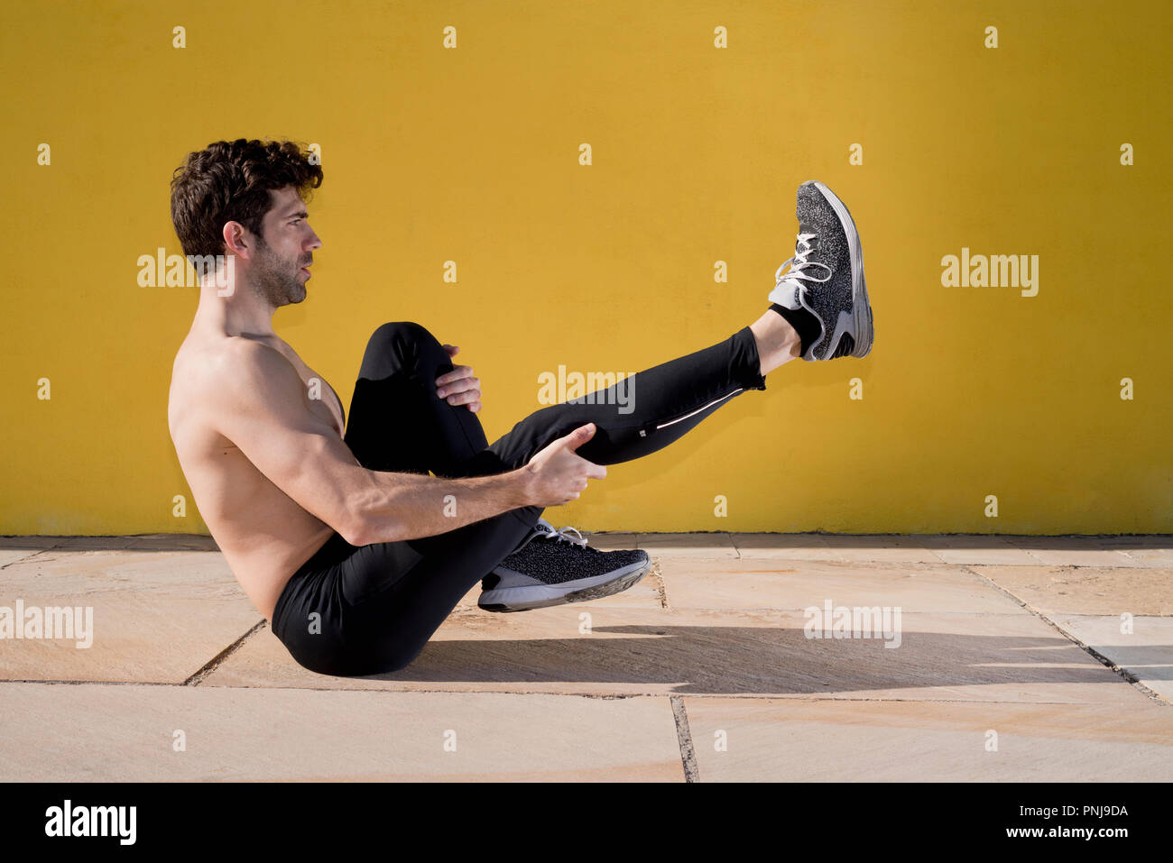 Sportman calentamiento y estiramiento Foto de stock