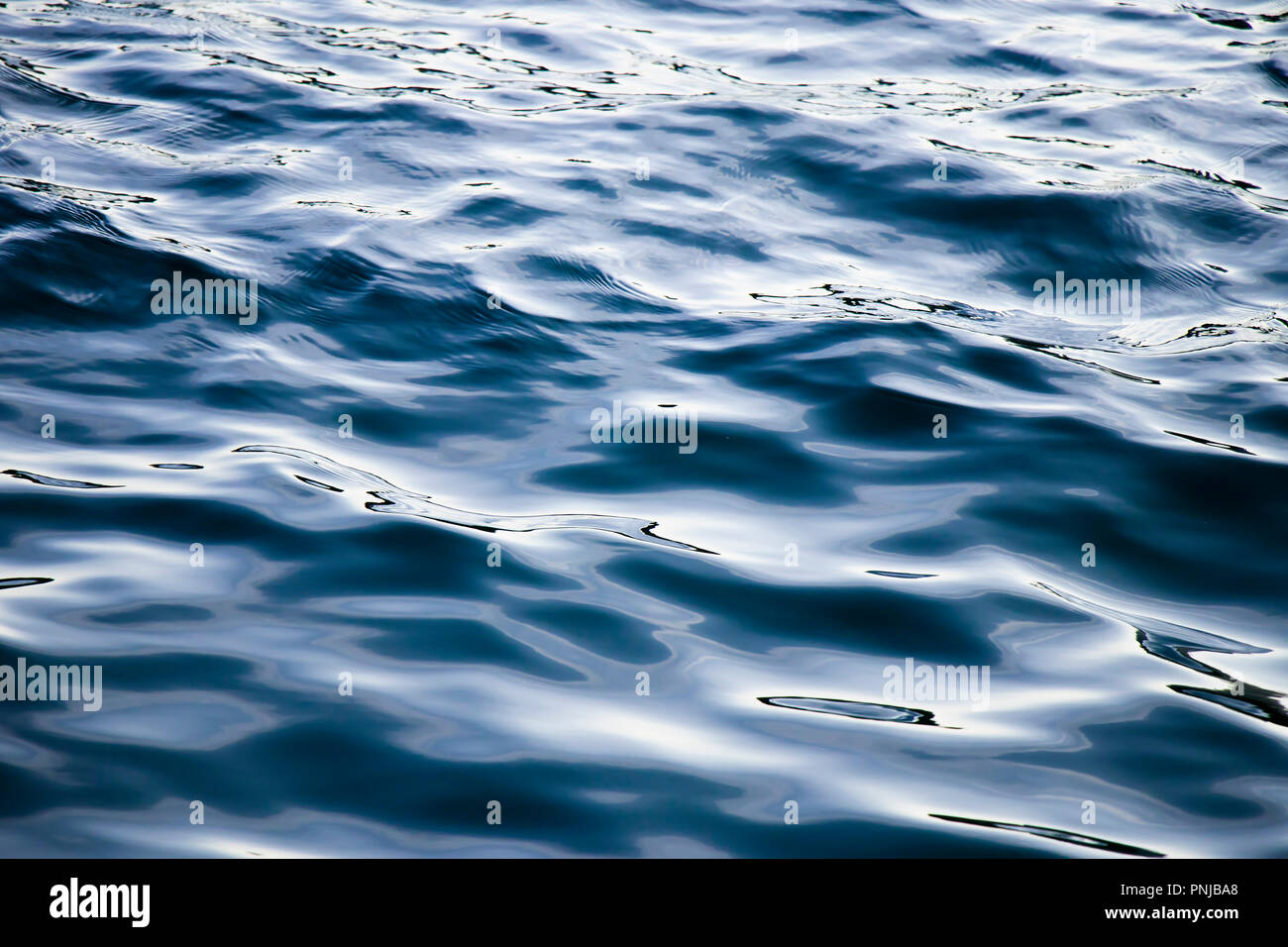 Detalle de la ondulante agua de mar profundo durante el Maestral viento Foto de stock