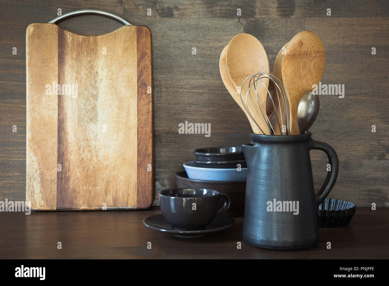 Vajilla, utensilios clayware, oscuro y otros diferentes cosas sobre la mesa  de madera. Los bodegones de cocina para cocinar como fondo para el diseño.  Copie el espacio Fotografía de stock - Alamy