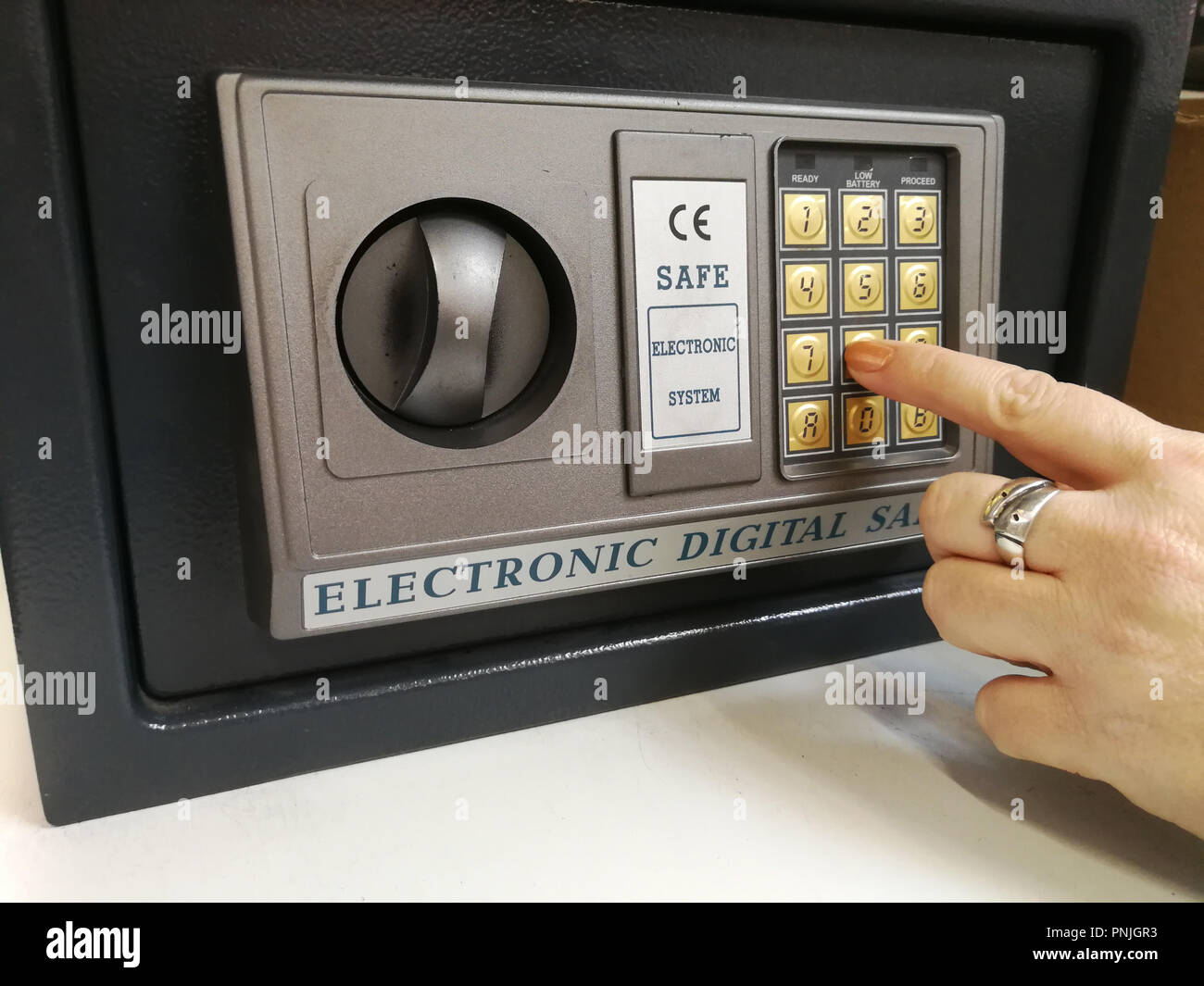 La chica se marca el código en el panel de la caja fuerte digital  Fotografía de stock - Alamy