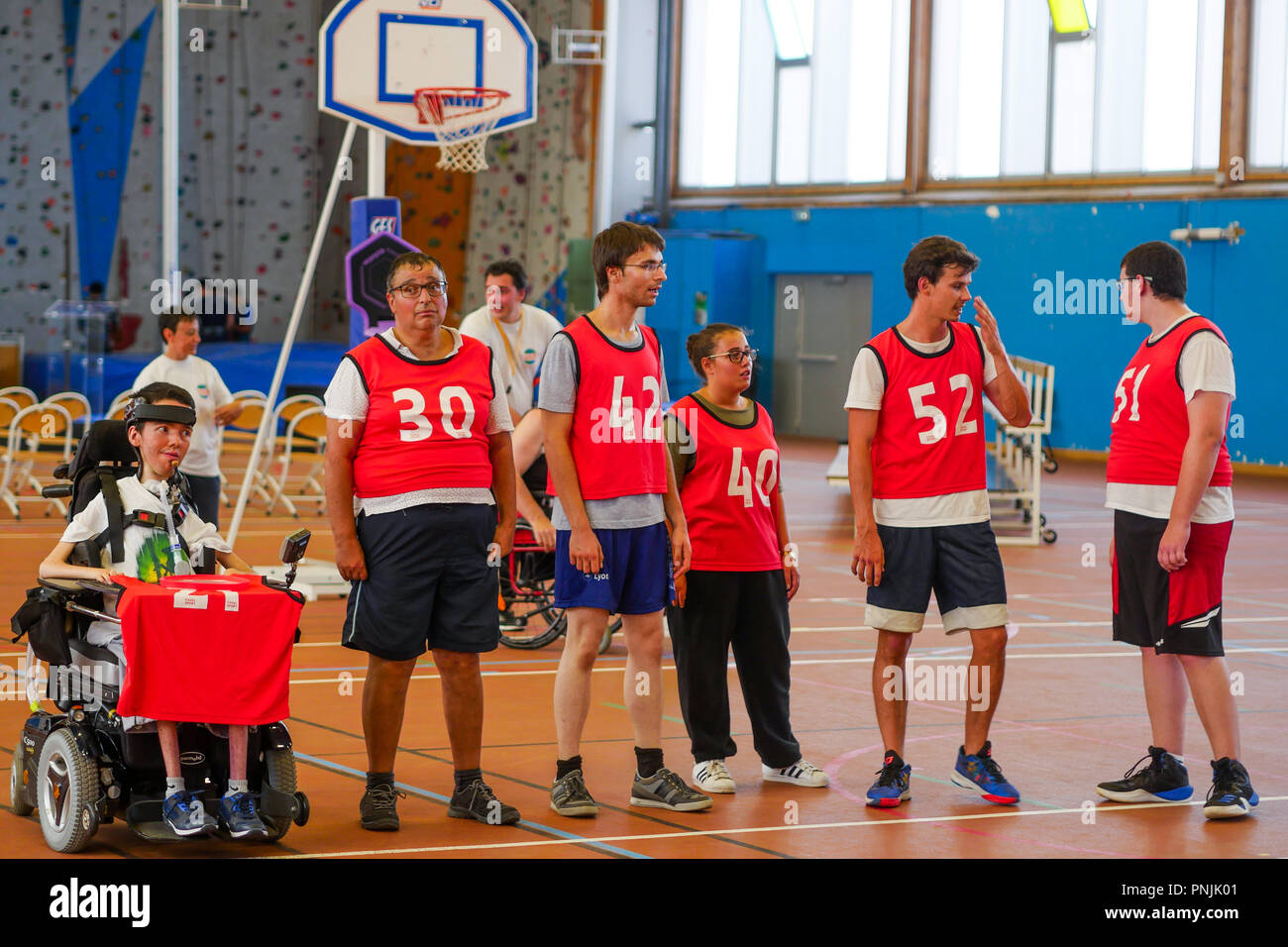 Los estudiantes juegan Baskin en STAPS deportes Escuela Superior, Villeurbanne, Francia Foto de stock