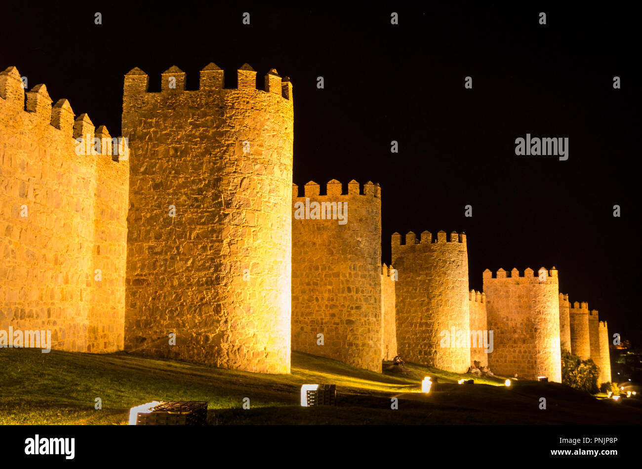 Ciudad amurallada de Avila por la noche con la iluminación en las torres y  murallas de piedra Fotografía de stock - Alamy