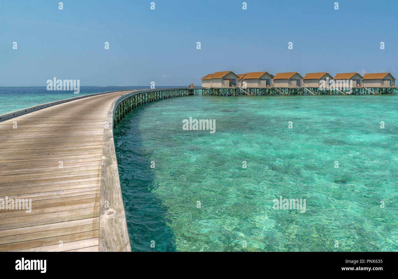 Casas sobre el agua en algún lugar de las Islas Maldivas Fotografía de  stock - Alamy