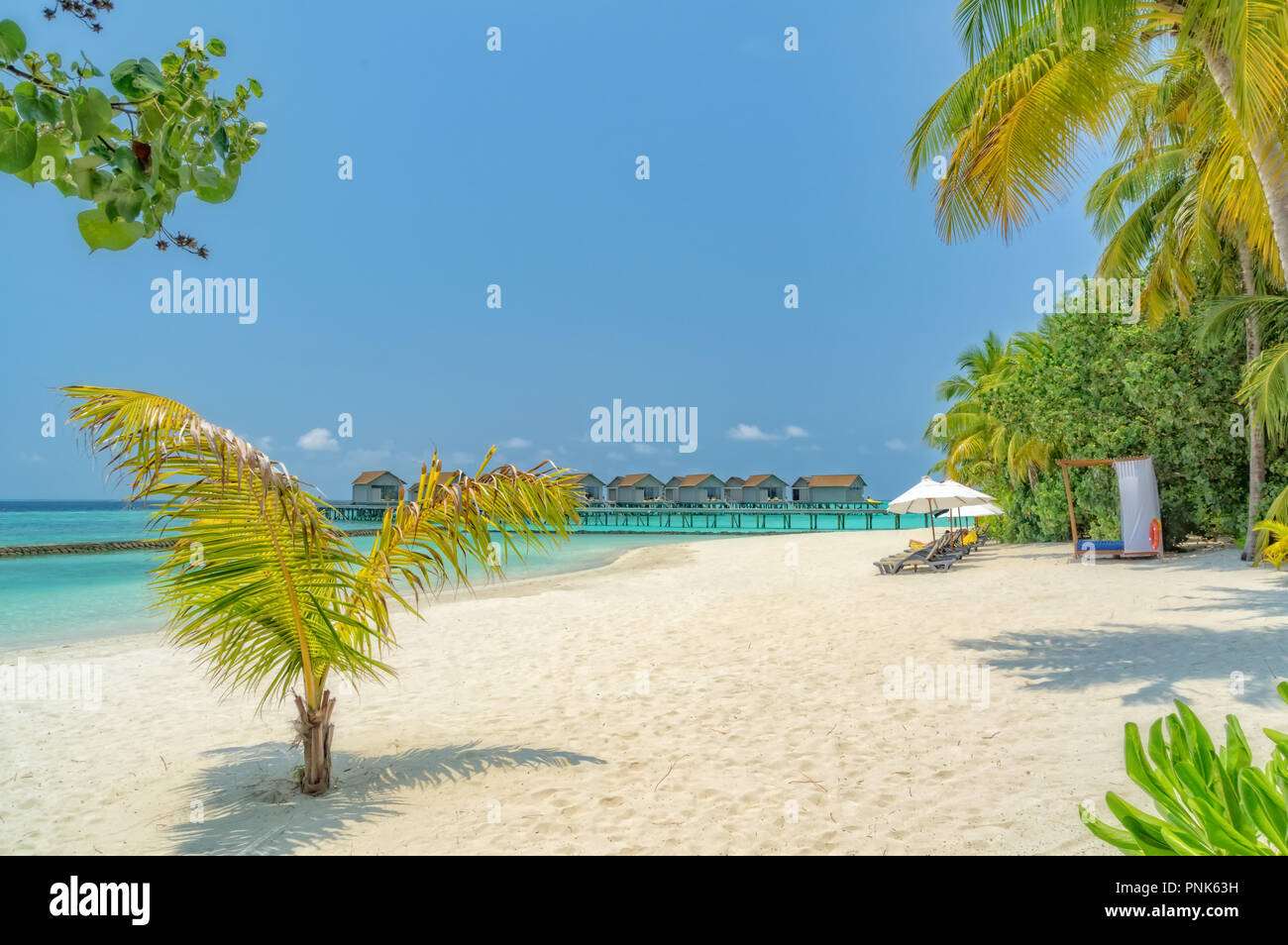 Playa, con vistas a las casas sobre el agua en algún lugar de las Islas  Maldivas Fotografía de stock - Alamy