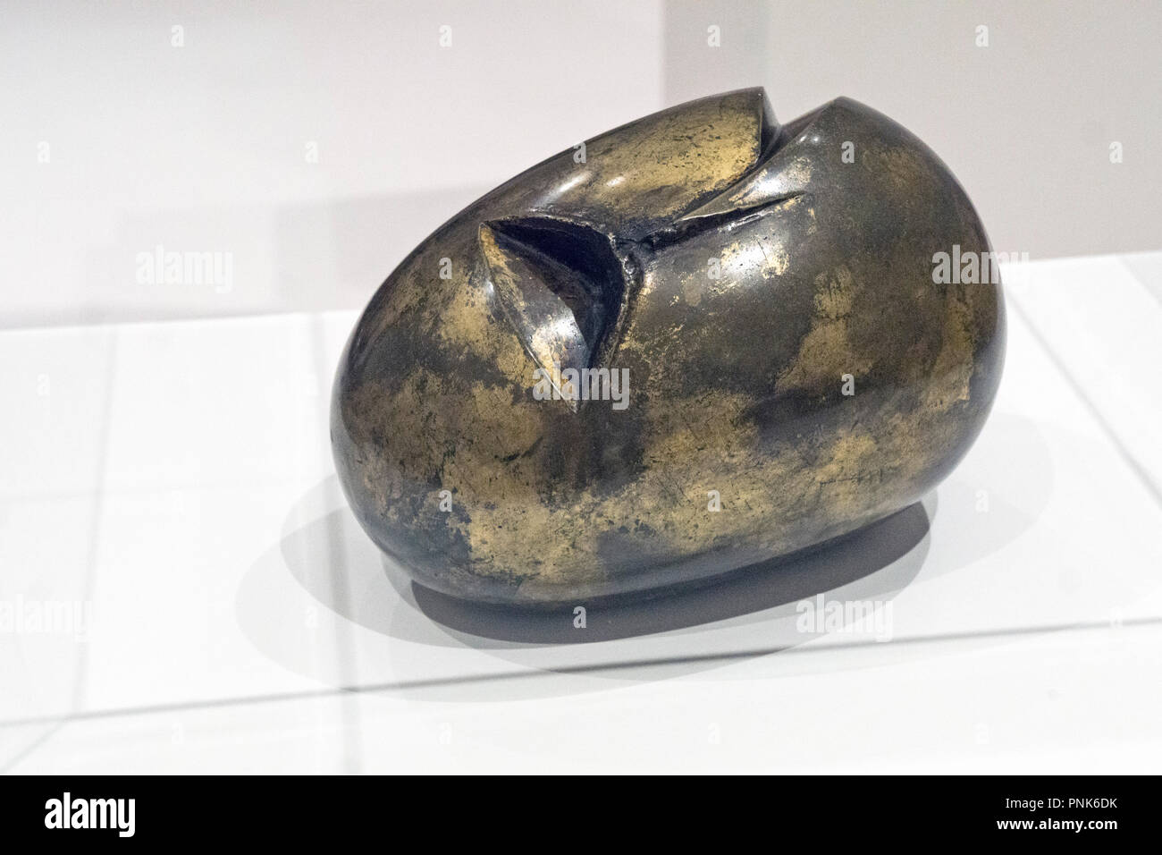 El primer grito de 1917 escultura de bronce por Constantin Brancusi en pequeño y elegante 2018 exposición en el Museo de Arte Moderno de Manhattan cerrando el 18 de febrero de 2019 Foto de stock