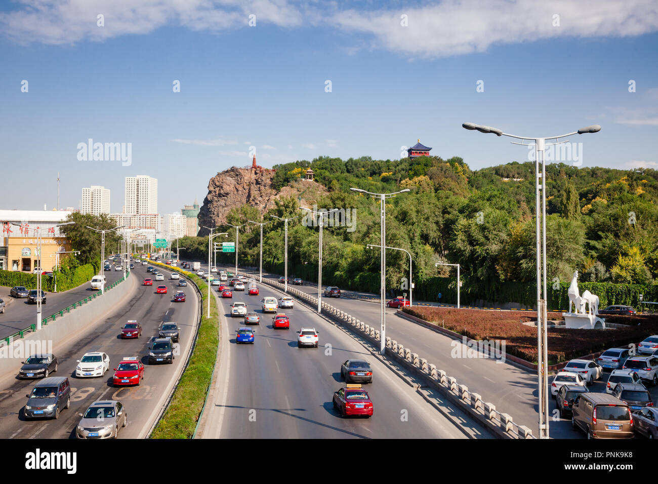 URUMQI, Xinjiang, China - Agosto 31, 2017: Hong Shan (Montaña Roja) o Hongshan Park como visto desde Xi ocupado Hetan Daqiao Puente sobre la carretera del Norte Foto de stock