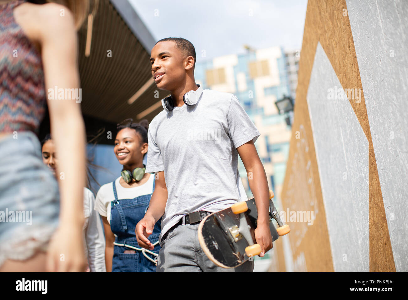 Grupo de adolescentes caminando por ciudad Foto de stock