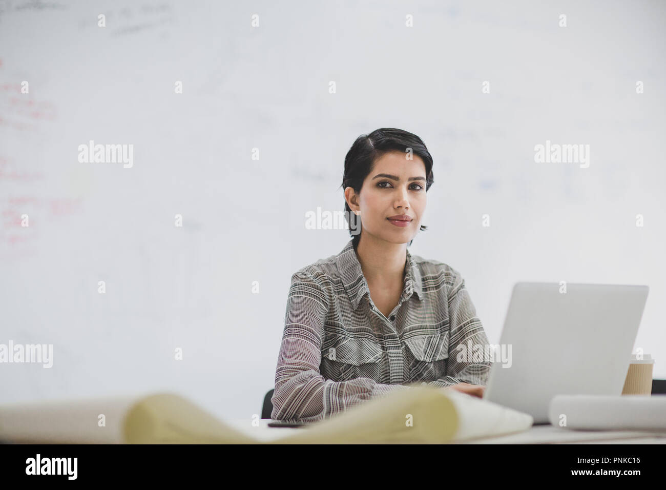 Retrato de Árabe empresaria en una oficina. Foto de stock